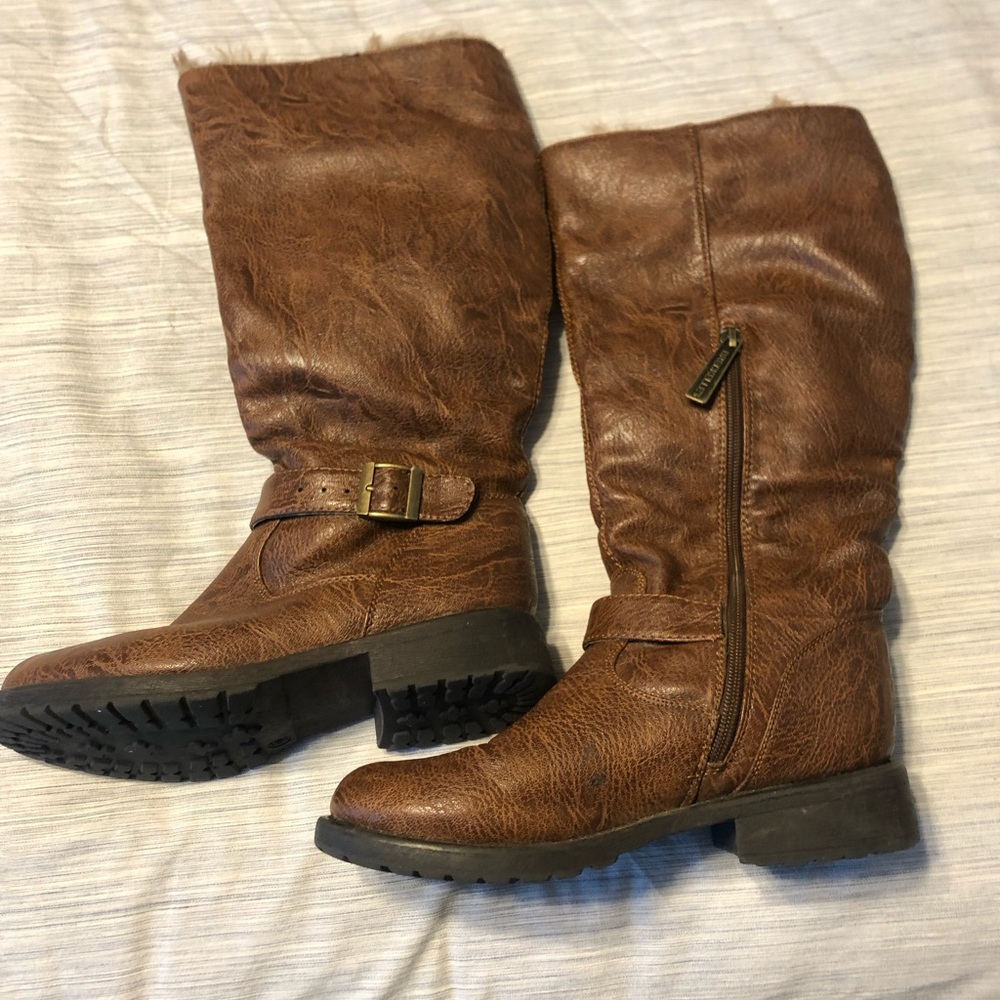 Womens brown boots.